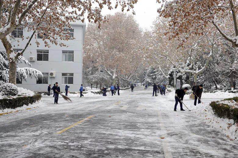 西安工业投集团展开 全员铲冰除雪保畅通行动